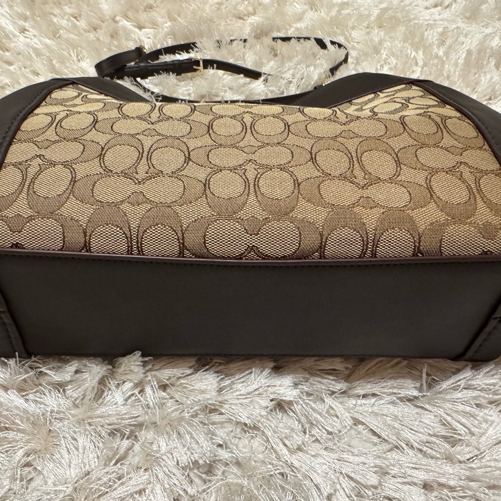 ❌SOLD❌✨Gently Used Ladies Coach Signature Brown and Tan Shoulder Bag✨ - Picture 13 of 16
